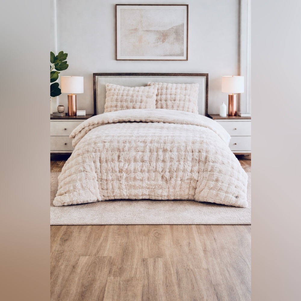 FRYE 3 Piece Luxurious Faux Fur Comforter Set Queen Ivory Plush 2 Shams NEW